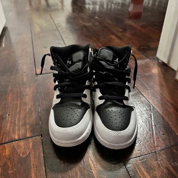 I’m selling these Jordan 1 shoes. - Picture 1 of 2